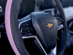 Cubre volante negro con diamantes